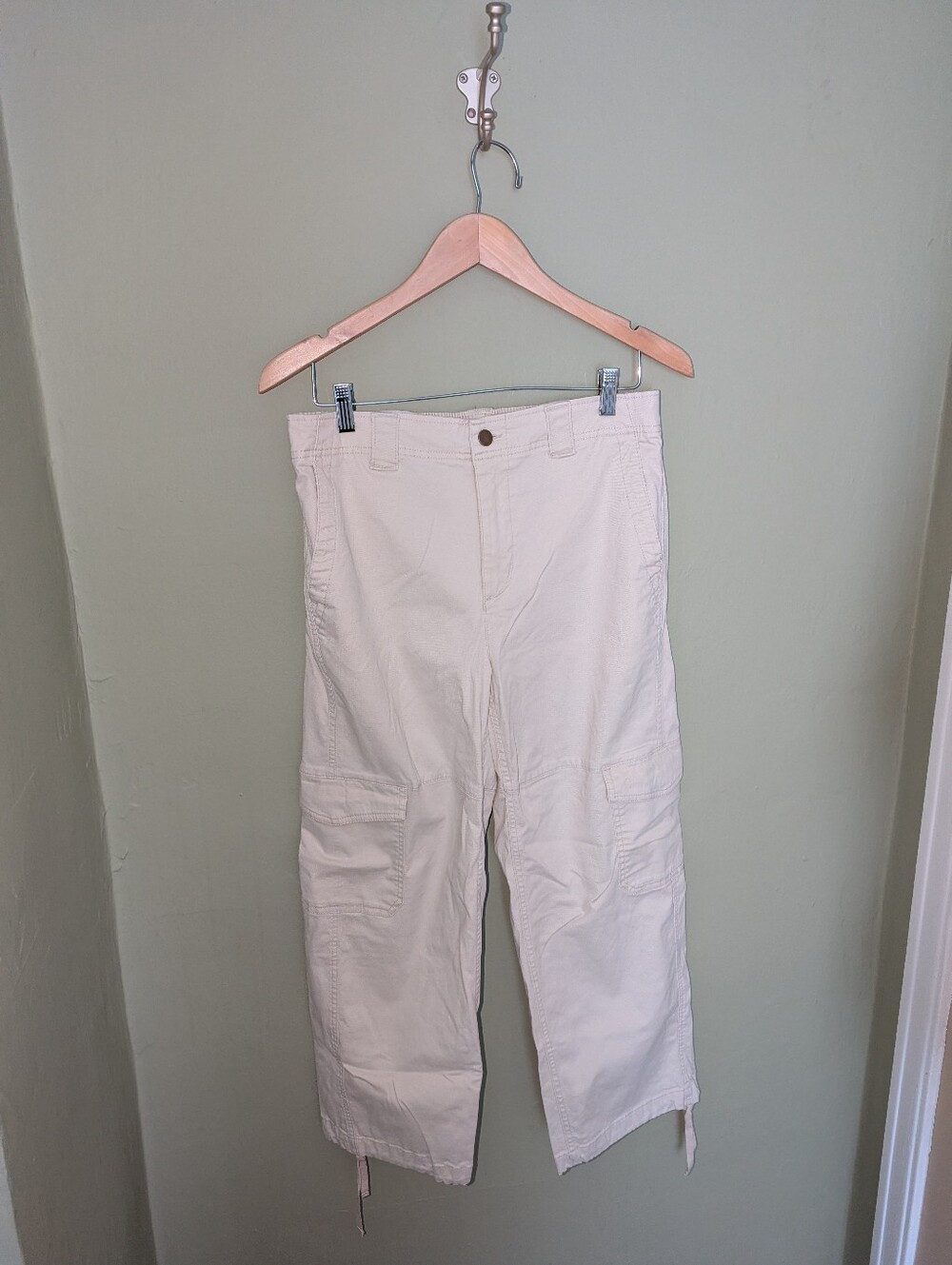 Old Navy Cream Cargo Pants with Pockets